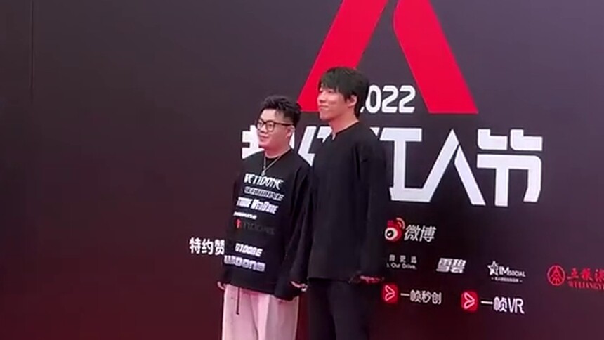 2022超级红人节红毯：酷酷的滕和天放来了！天放今天这个发型很飘逸很帅气