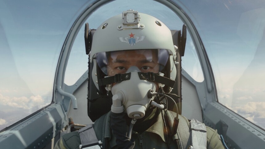 《长空之王》 发布“险”版预告 高空之上体验惊心动魄险情瞬间