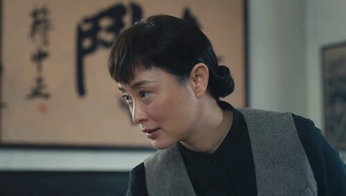 谢冬天查看分析报告时 邱映霞以报告出错为由打断并取走