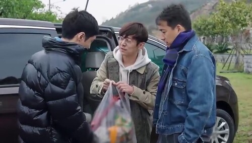 黄磊何炅出远门看孩子 与张艺兴路边相遇温暖拥抱