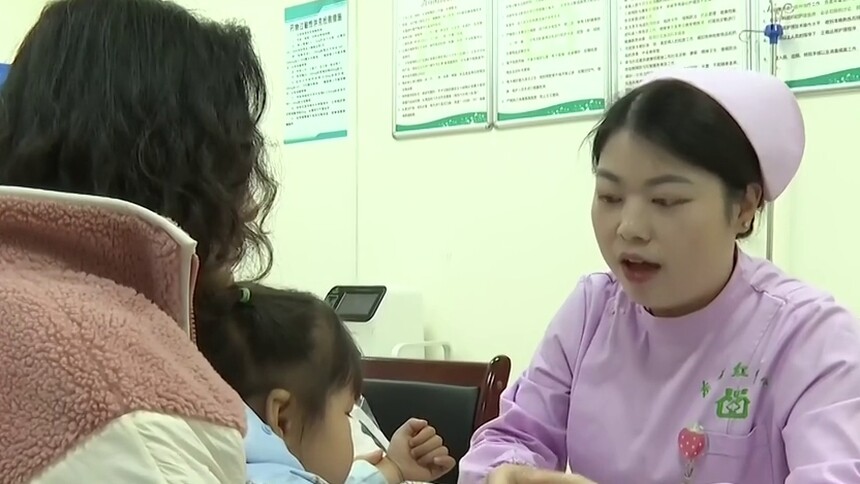 90后“飞针护士”张婷 磨练技术减轻患者痛苦：每日为数百位市民采血 练就优秀静脉采血技术