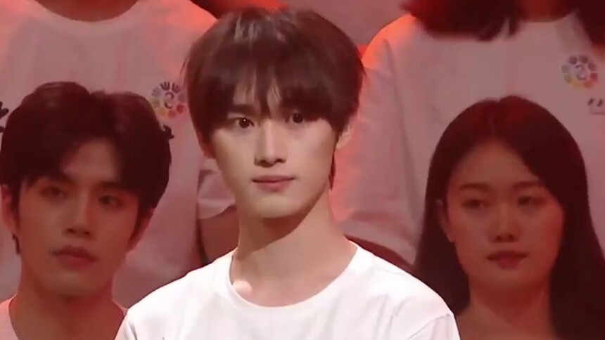 丁程鑫台下镜头+采访cut，捕捉到一棵挺拔的小白杨！