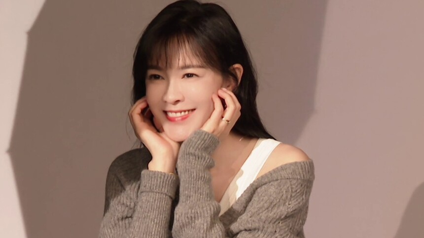 《爸爸当家2》独家侧拍：李艾微笑招手甜美十足