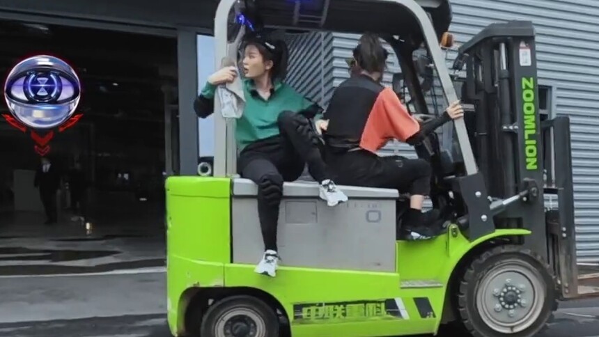 你不要过来呀！欧阳娜娜乔欣坐叉车逃跑偶遇猎人？