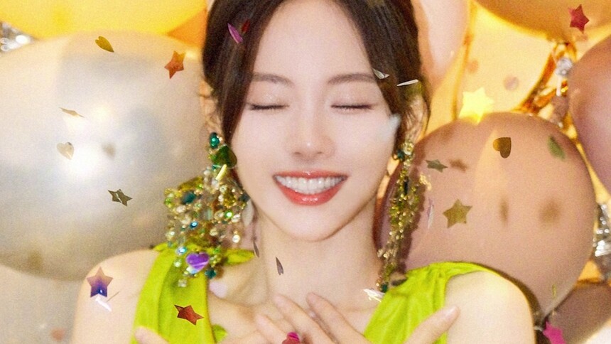 张嘉倪晒九宫格生日写真 龚琳娜发文为其庆生