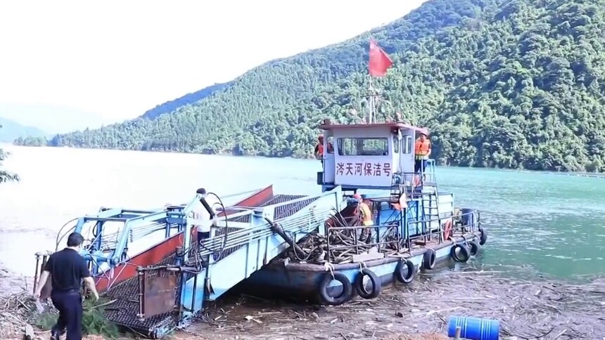 江华：洪峰过境后清理航道
