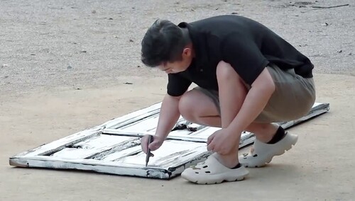 王加诺把蘑菇屋的门拆了 “二次元风”木门改造进行中