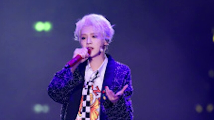 鹿晗现身医院被偶遇 高强度巡演致旧伤复发