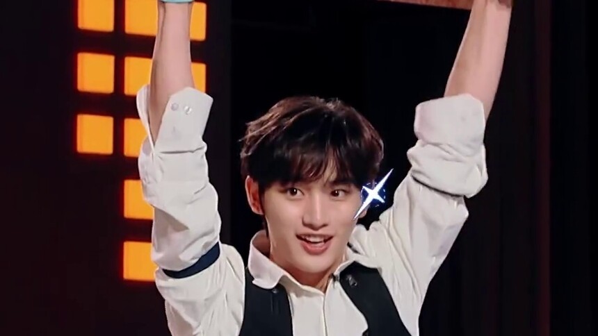 丁程鑫单杠翻越秀腰力臂力