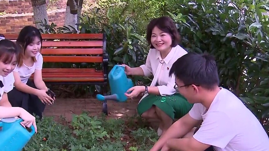 党旗在基层一线高高飘扬 袁红梅：浇花浇根育人育心 做学生的知心人
