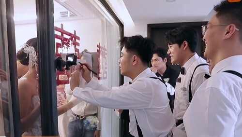 接亲先答题？张歆艺一脸震惊围观