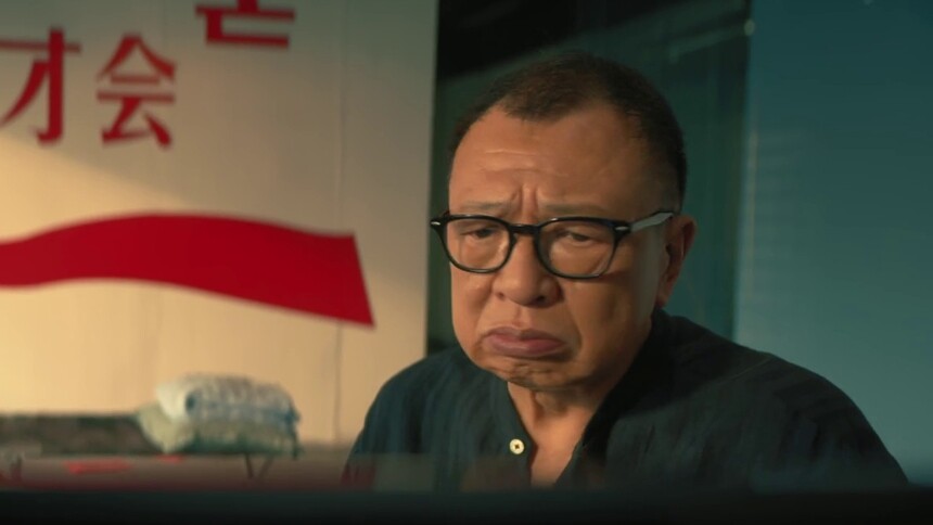 大爷大妈放下手机享受旅游
