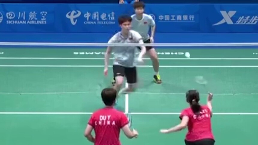 羽毛球赛后采访：李汶妹激动落泪，杜玥最爱成都