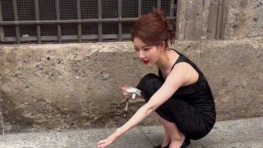 赵露思秀场外与鸽子互动，好有爱！