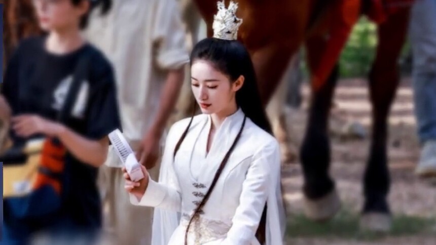 郭晓婷《念无双》曝路透 白衣胜雪意气风发