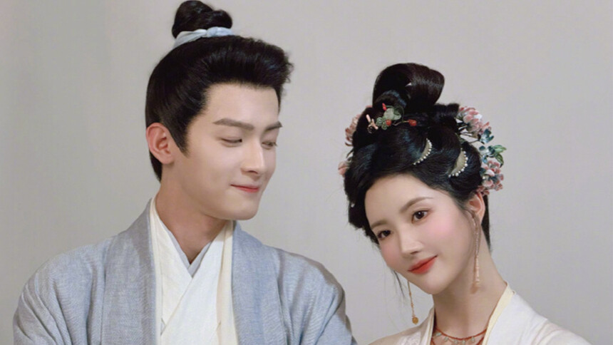 超养眼！刘些宁陈鹤一《五福临门》新定妆照曝光