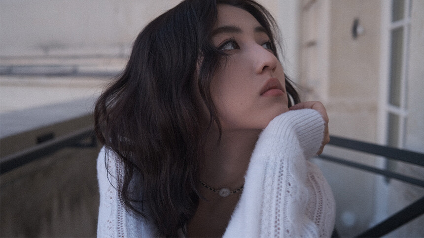 张子枫分享氛围感九宫格美照 眼神忧郁超有戏
