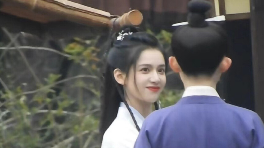 张婧仪《藏海传》曝新路透 古装造型明艳动人