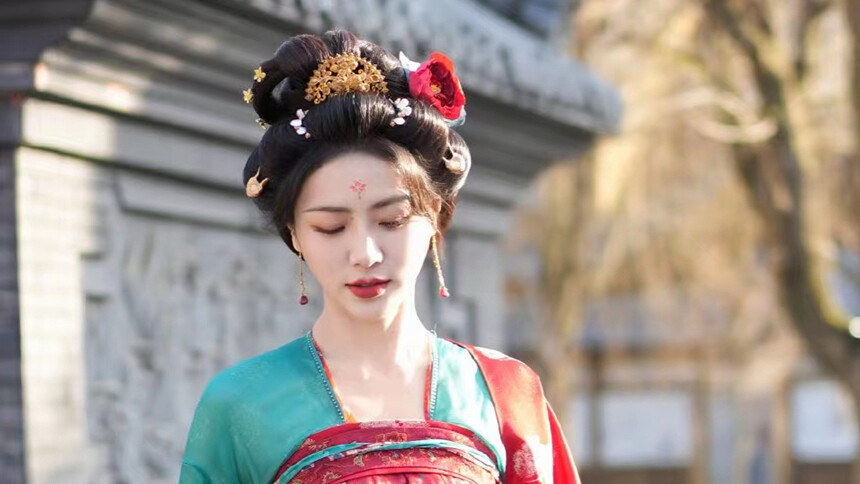 谢可寅《珠帘玉幕》路透曝光 红绿古装端庄优雅
