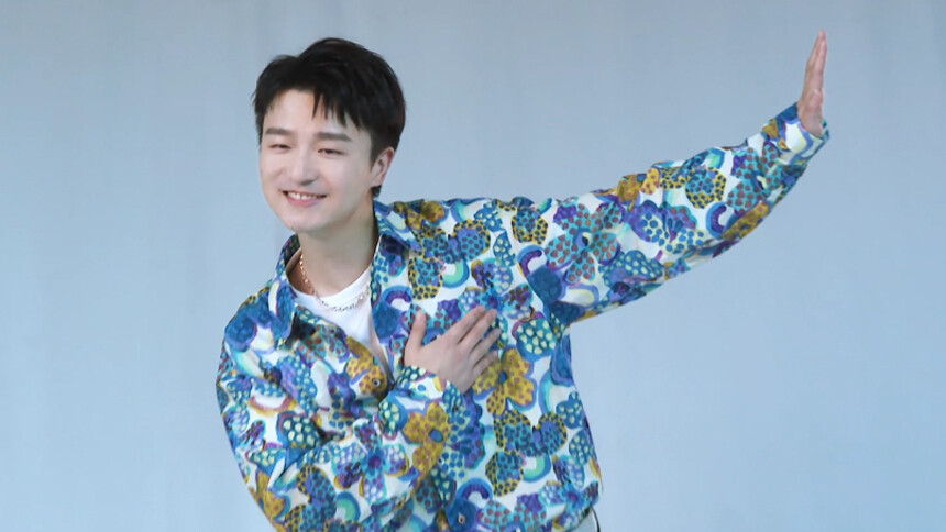 《我想和你唱5》独家侧拍：合文俊动作丰富活力满满