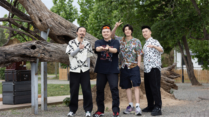 飞常大排档 第9期：艾福杰尼谷嘉诚说唱开场 常雷臧鸿飞举办好友火锅局
