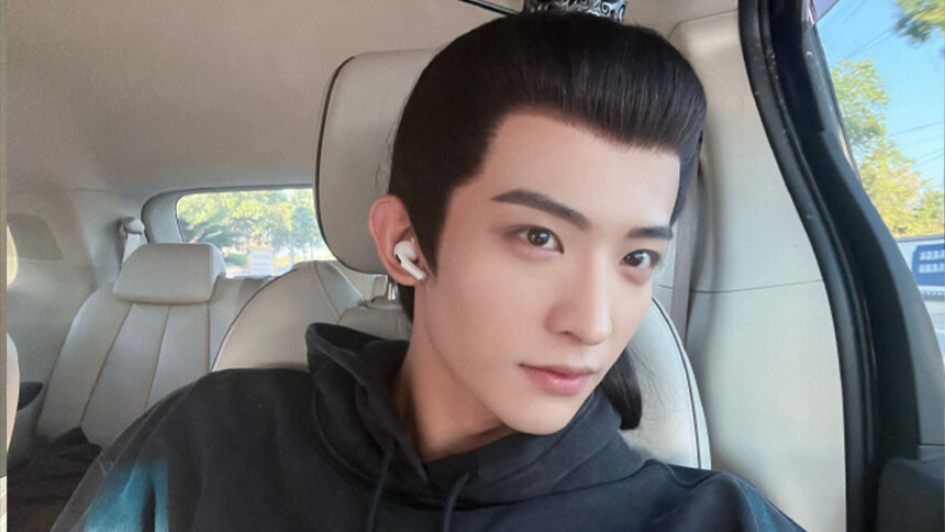 常华森晒《柳舟记》剧组营业照 怼脸自拍难掩帅气