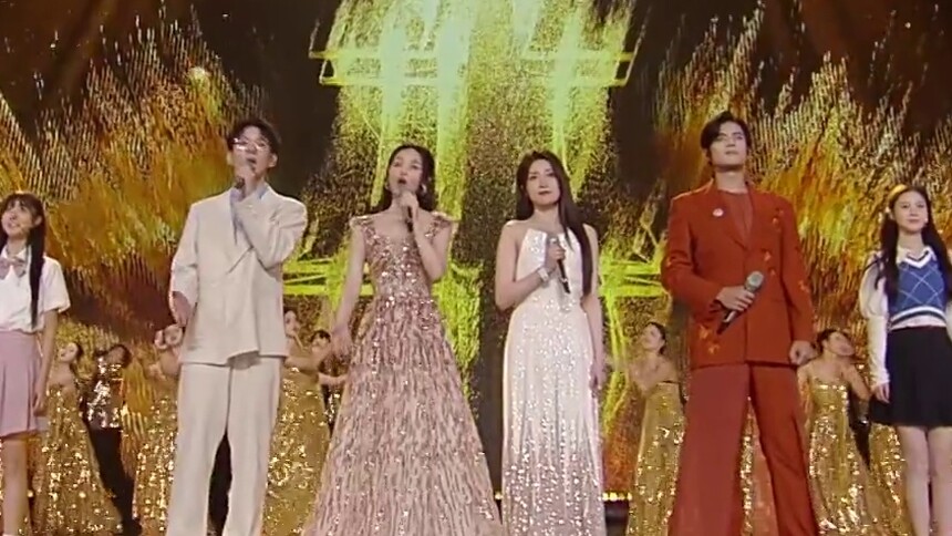 张可盈龚爽何亮辰郑方一携手芒果新生合唱歌曲《征途》