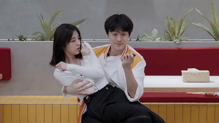 气氛好微妙！万鹏孙晨竣好像偷偷谈恋爱被抓包