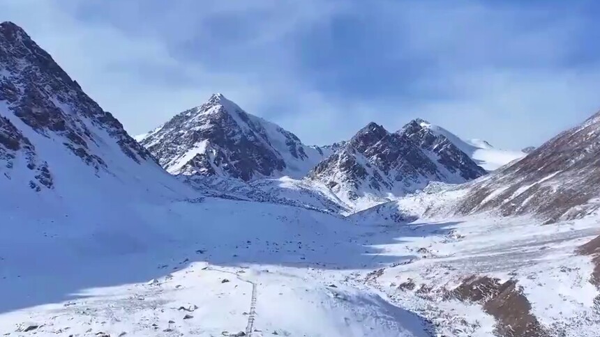 初冬巴尔斯雪山壮美如画