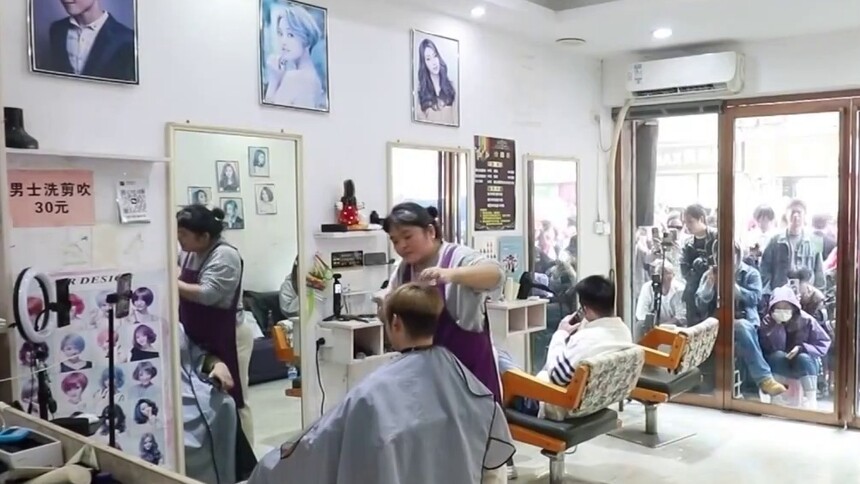 李静：“懂你的”发型师 “认真倾听你的需求 真诚给出我的建议”