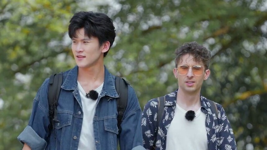 区柏铨宋安居向村民问路 上演真人版“鸡同鸭讲”