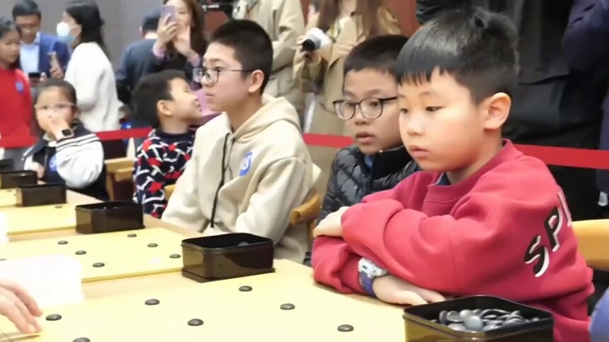 聂卫平、张璇等围棋高手与福州小棋手下指导棋