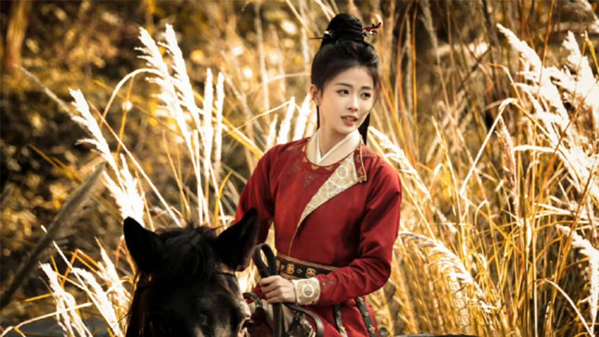 白鹿《唐宫奇案之青雾风鸣》骑马路透 英姿飒爽又美又飒