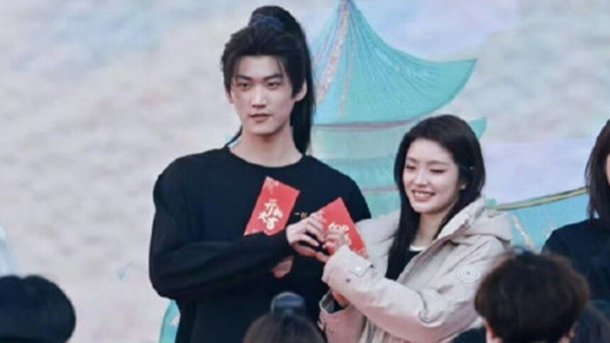 徐若晗周柯宇《一枕春华》开机 笑容灿烂状态超好