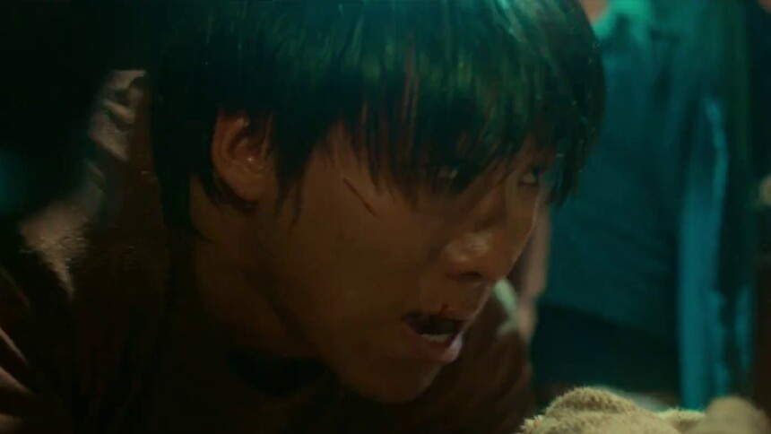 剧组兄弟们合力救强子