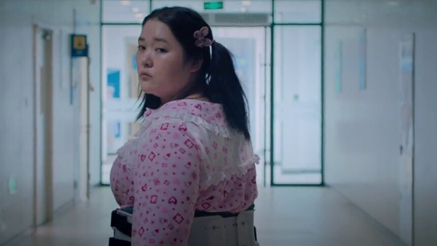 女孩昏迷15年 醒来认不出自己