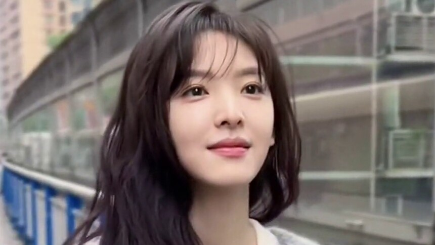 章若楠灰色毛衣 满满松弛感