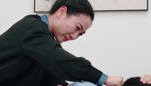 戳心！陶昕然帮妈妈刮痧秒哭