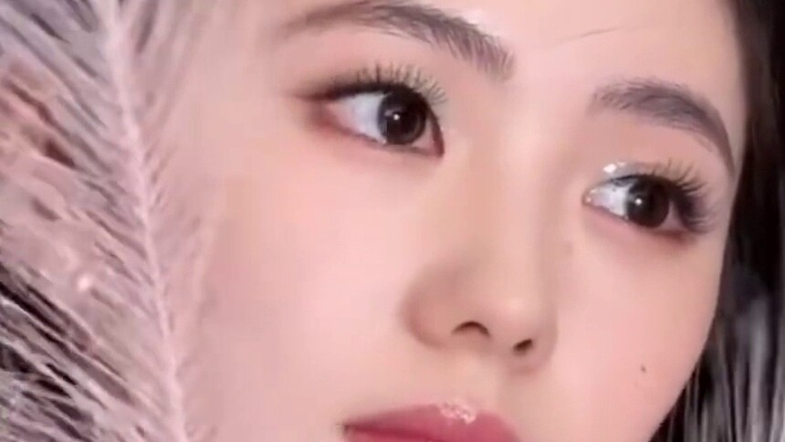 刘浩存绿色眼影，好有灵气！