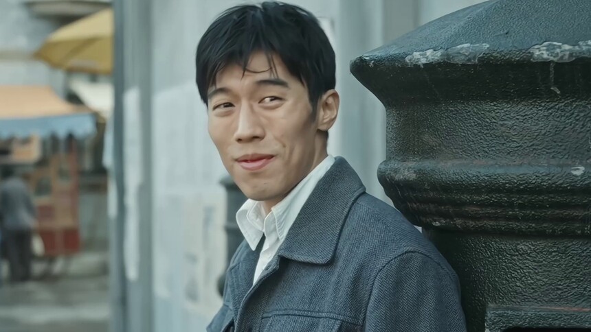 陈浩为救向远生奔跑，两人对视告别