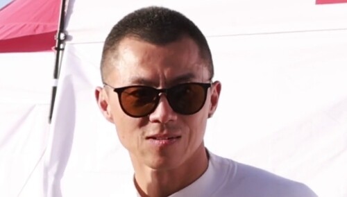 环塔拉力赛大本营，贺娇龙 带来“熊猫羊”福宝，陈震：这你谁受得了？