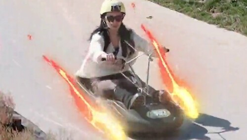 赵小棠妈妈玩路极直呼刺激