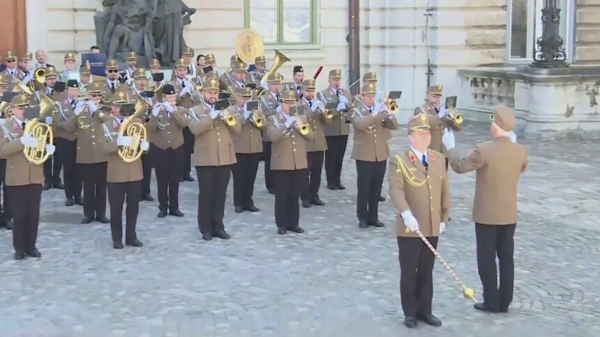 习近平主席出席舒尤克总统和欧尔班总理共同举行的欢迎仪式