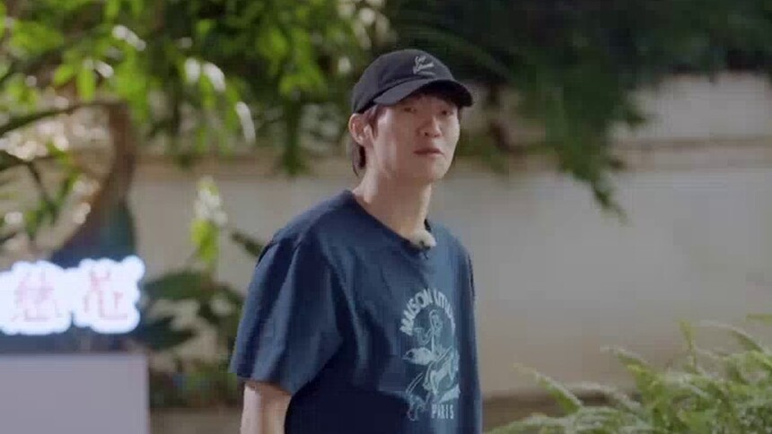 羽毛球对决！魏大勋变“发球机器”