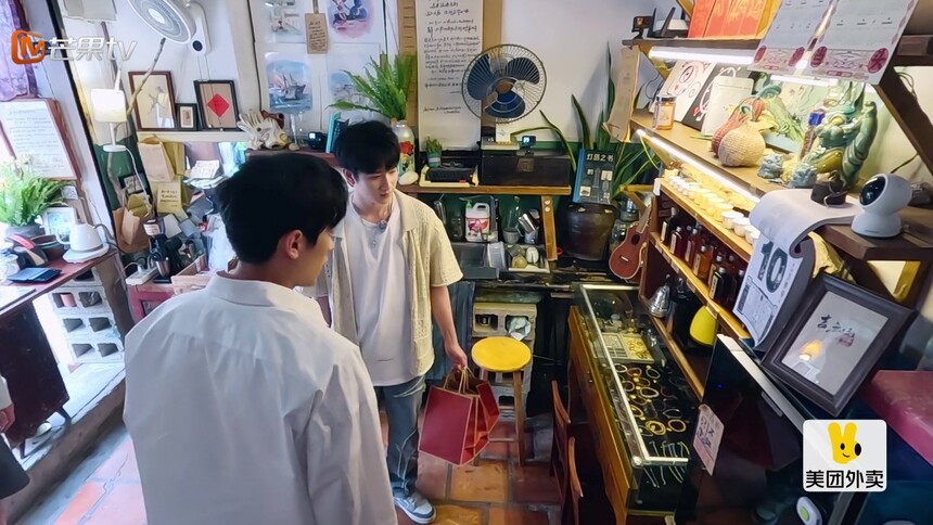 任意门队开启买买买模式 张云龙为娜扎贴心挑礼物