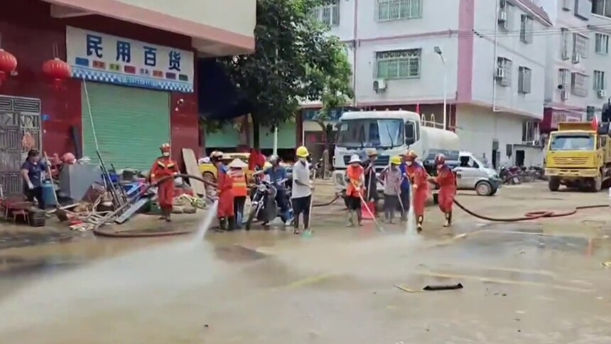 广东梅州：消防助力清障清淤
