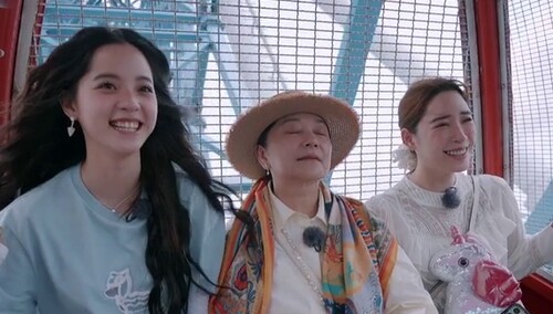 欧阳母女坐摩天轮反差好大 欧阳妮妮被吓到尖叫