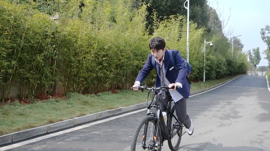 兰靖灰和他的小灰车