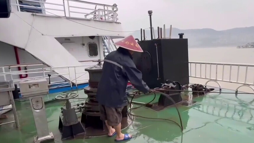 重庆万州：今晨遭遇强降雨 码头迅速加强防范