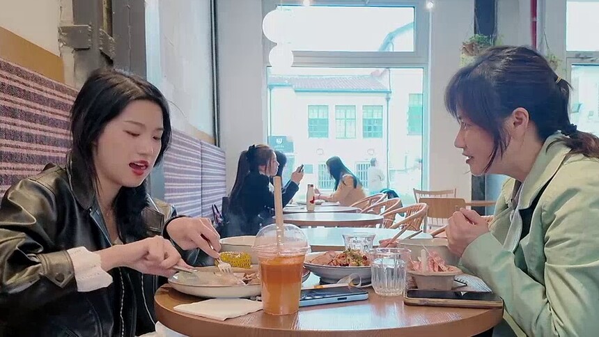 卢昱晓和妈妈逛街拍照vlog